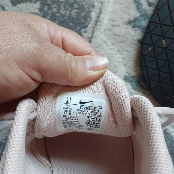 Nike  shoes size  8.5 - Picture 5 of 5